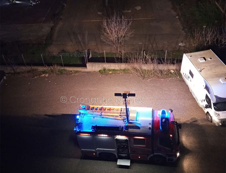 Viale Costituzione. Incendiano rifiuti all’interno di un cortile: intervengono i Vigili del Fuoco