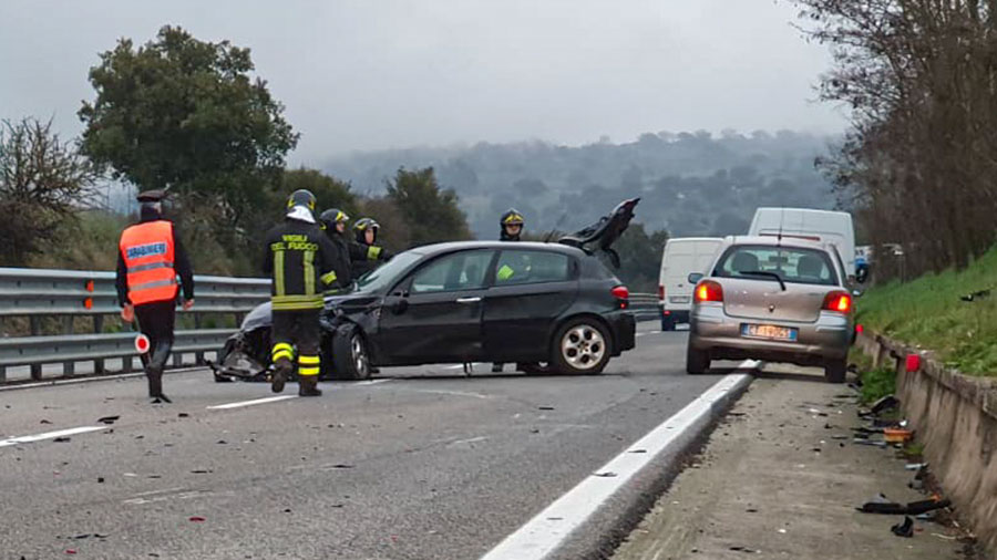 Esce fuori strada con l’Alfa Romeo e poi viene tamponata da un furgone: 49enne al San Francesco