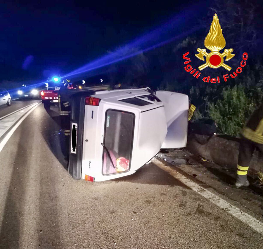 Perdono il controllo della Fiat Panda e si ribaltano: coinvolti due ventenni