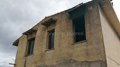 L'abitazione danneggiata di Valerio Ecca dalle fiamme a Villagrande Strisaili