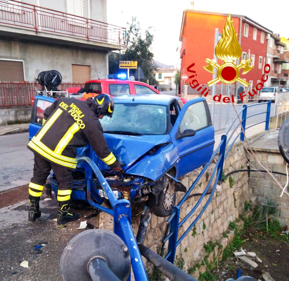 Incidente nel centro abitato: con l’auto finiscono contro una ringhiera di recinzione