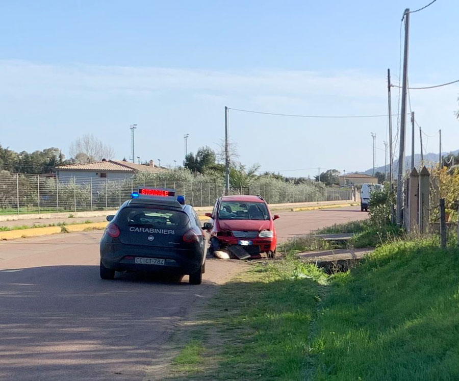 Perde il controllo dell’auto e finisce fuori strada: 90 enne in ospedale