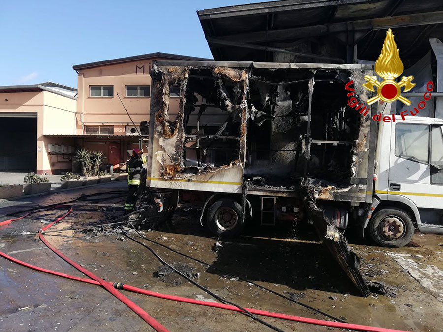 Bortigali. Incendio nello stabilimento Milia carni: ingenti danni