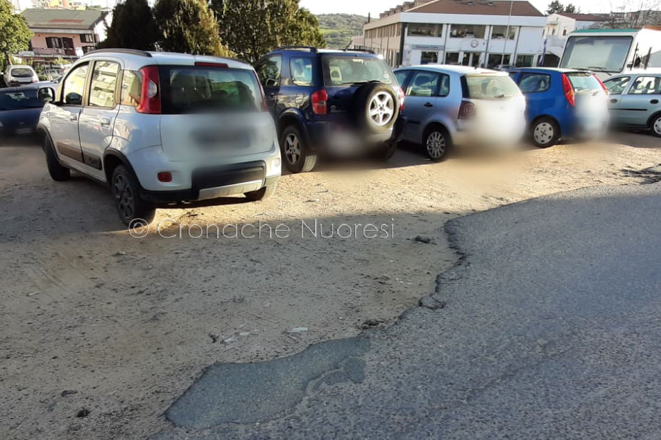 Nuoro. Nella zona di Badu ‘e Carros strada con buche  come crateri e senza illuminazione