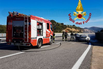 Auto in fiamme sulla 131 DCN