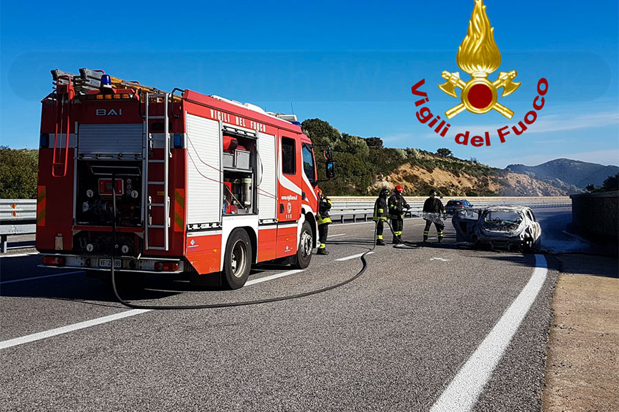 Paura sulla 131 DCN: auto a fuoco durante la marcia