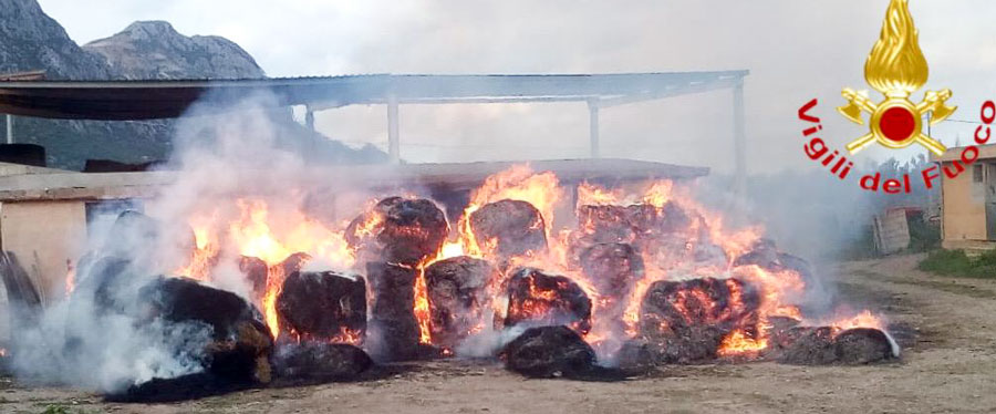 Siniscola. A fuoco un pagliaio, salvato dalle fiamme un fienile adiacente