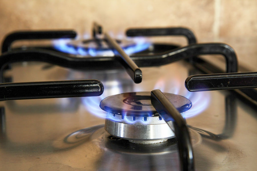 Truffano una nonnina di 90 anni fingendosi tecnici che riparavano cucine a gas