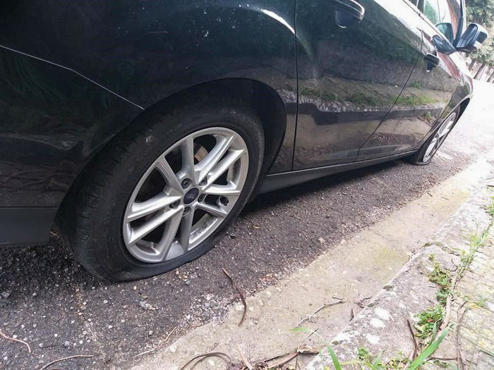 Atto intimidatorio al vicesindaco di Orroli: squarciate le gomme della sua auto