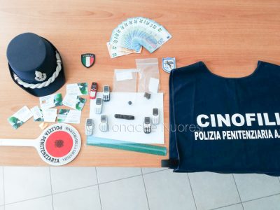 I Cellulari, la droga e i soldi sequestrati