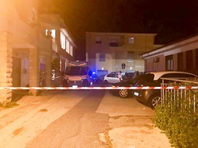 L'ingresso del palazzo dove è stato trovato il corpo della donna