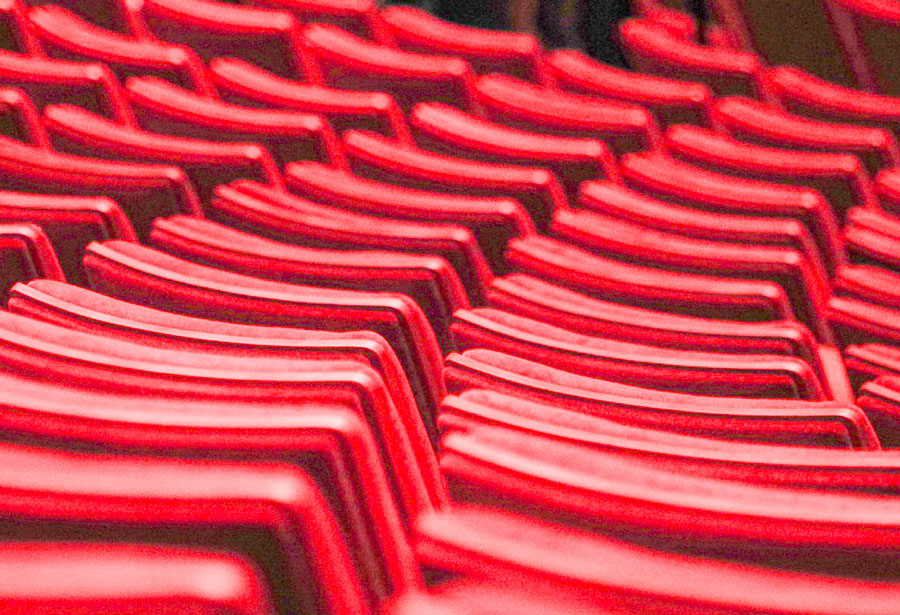 13enne autistico viene invitato dall’attore a lasciare il teatro. La denuncia sui social