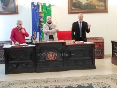 Da sinistra l'artista Longu, Il vice sindaco cocco e l'avvocato Antonio Costa