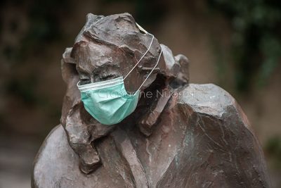 Emergenza Coronavirus. Nuoro, la statua di Mariedda a Istiritta (© foto S.Novellu)