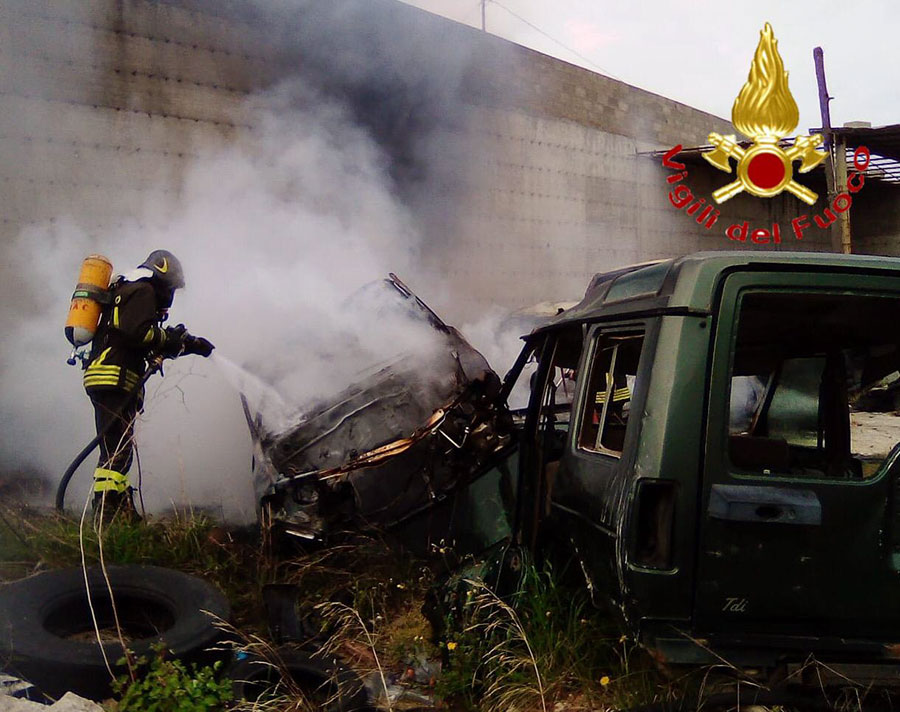 Alcune carcasse di auto sono state date alle fiamme oggi alla periferia di Orgosolo