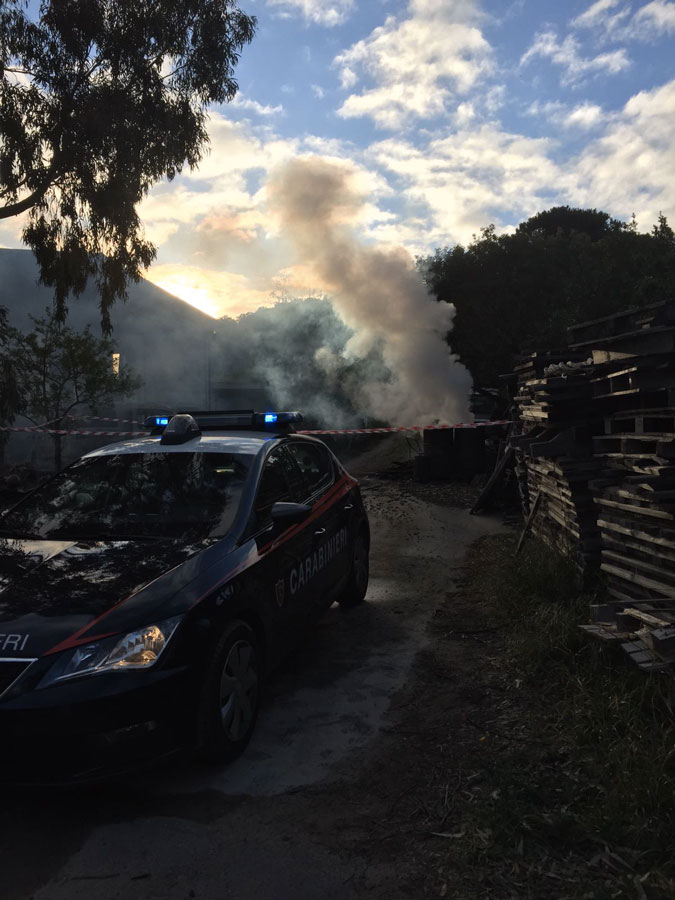 Incendio di probabile origine dolosa in una ditta di autotrasporti: distrutti 17 mezzi