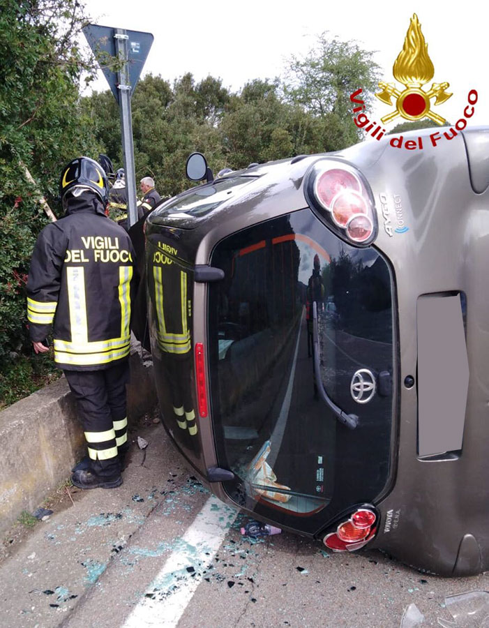 Perde il controllo della Toyota e si ribalta: ferita una donna