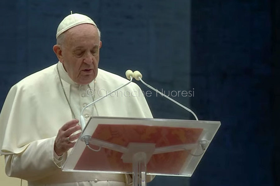 Papa Francesco invita l’umanità a “abbracciare la croce di Gesù” nella tempesta