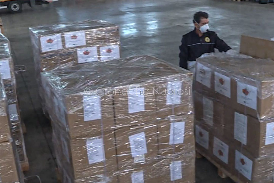 Coronavirus. In dono dalla Cina centinaia di migliaia di mascherine, guanti e tute protettive