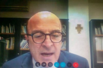 L'assessore alla Sanità Nieddu durante la conferenza