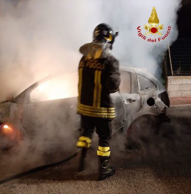 L'auto data alle fiamme a Irgoli