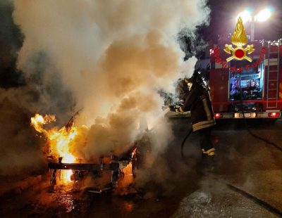 L'auto data alle fiamme a Irgoli