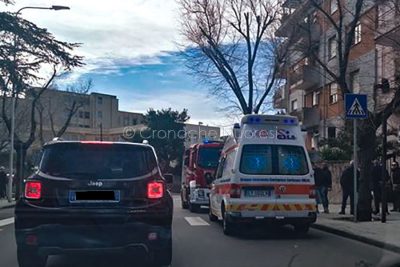 Le Forze dell'ordine e il 118 sul luogo dell'incendio (foto Cronache Nuoresi)