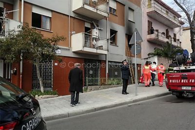 Le Forze dell'ordine sul luogo dell'incendio (foto Cronache Nuoresi)