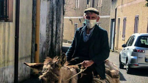 Coronavirus: a 81 anni in groppa alla sua asina con mascherina sul viso e autocertificazione