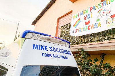 Lo striscione degli operatori di Mike soccorso