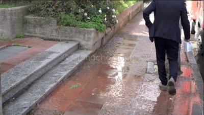 Nuoro. Totale indifferenza per una perdita d'acqua in via Manzoni (foto S.Novellu)