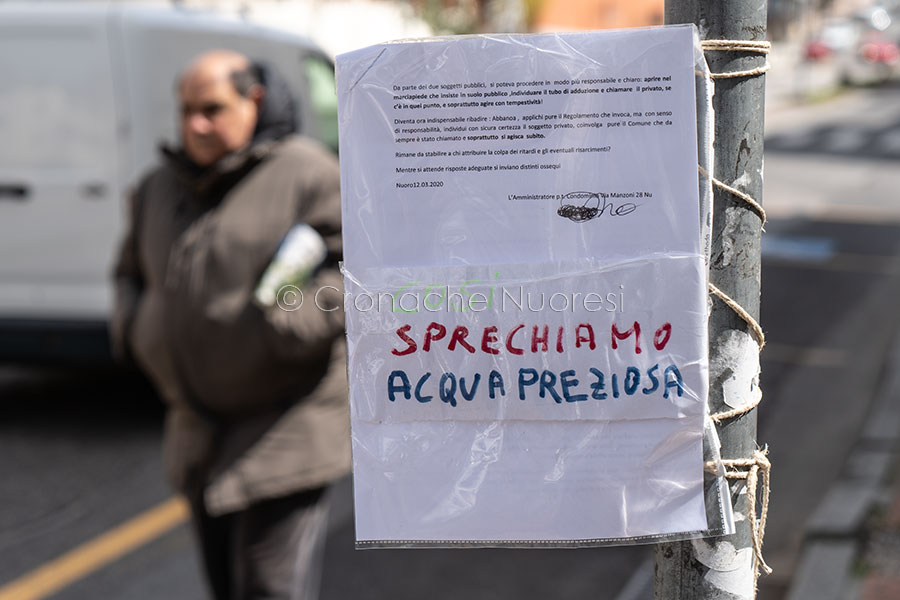 Nuoro. Segnalata dal 1 gennaio, nessuno ripara una perdita d’acqua in via Manzoni – VIDEO