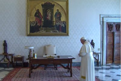 Papa Francesco in preghiera