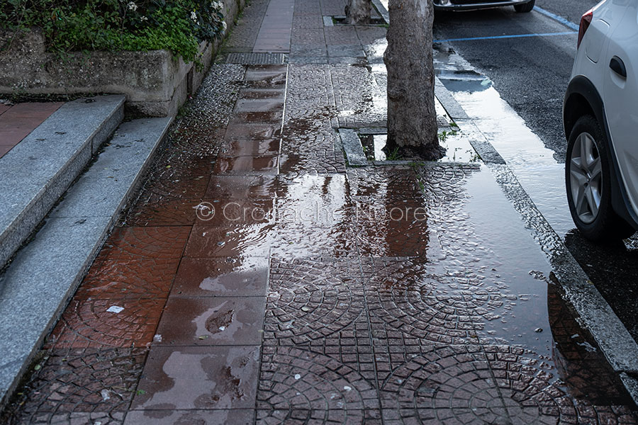 Nuoro. Da alcune settimane, una perdita d’acqua inonda i marciapiedi in via Manzoni