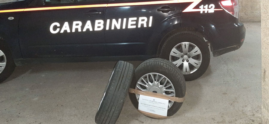 Rubano i pneumatici di un’auto: coppia nei guai