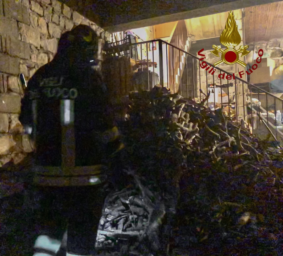 Paura a Orgosolo: a fuoco una legnaia, salva l’abitazione soprastante