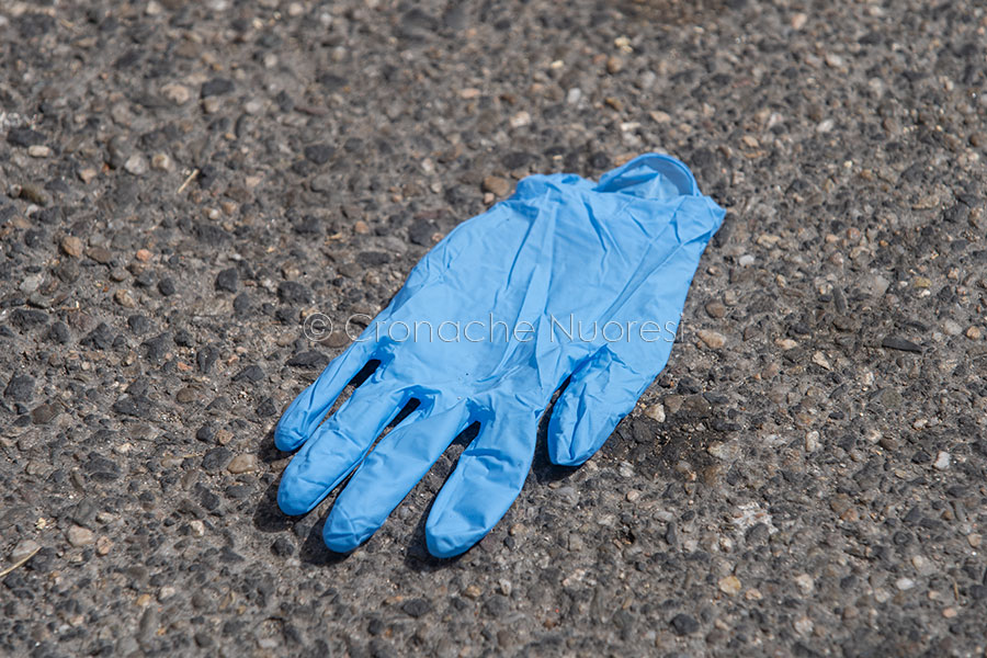 Nuoro. Tuta, guanti e mascherina abbandonati dopo i tamponi. Evangelista: “l’operatore ha violato la normativa”