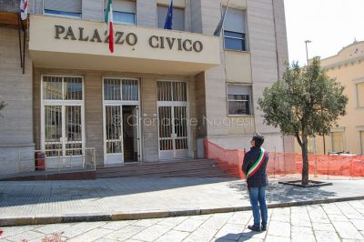 Il sindaco Soddu rispetta un minuto di silenzio davanti al Comune di Nuoro