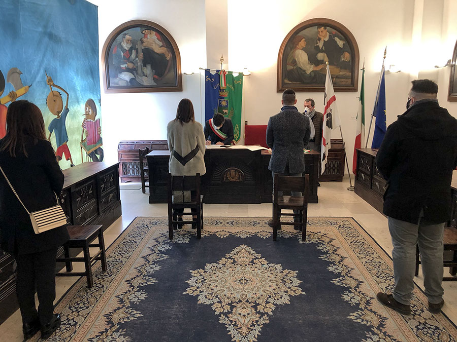 Nuoro. Guanti, mascherine e distanze di sicurezza: il matrimonio ai tempi del Coronavirus