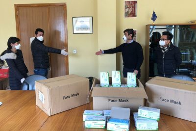 Un momento della consegna delle mascherine