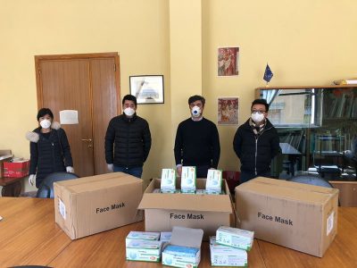 Un momento della consegna delle mascherine