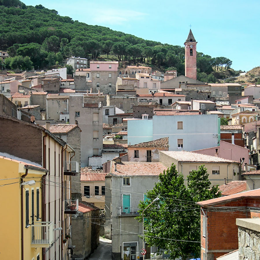 Nuovo positivo al Covid a Bitti: il ritorno a scuola slitta al 28