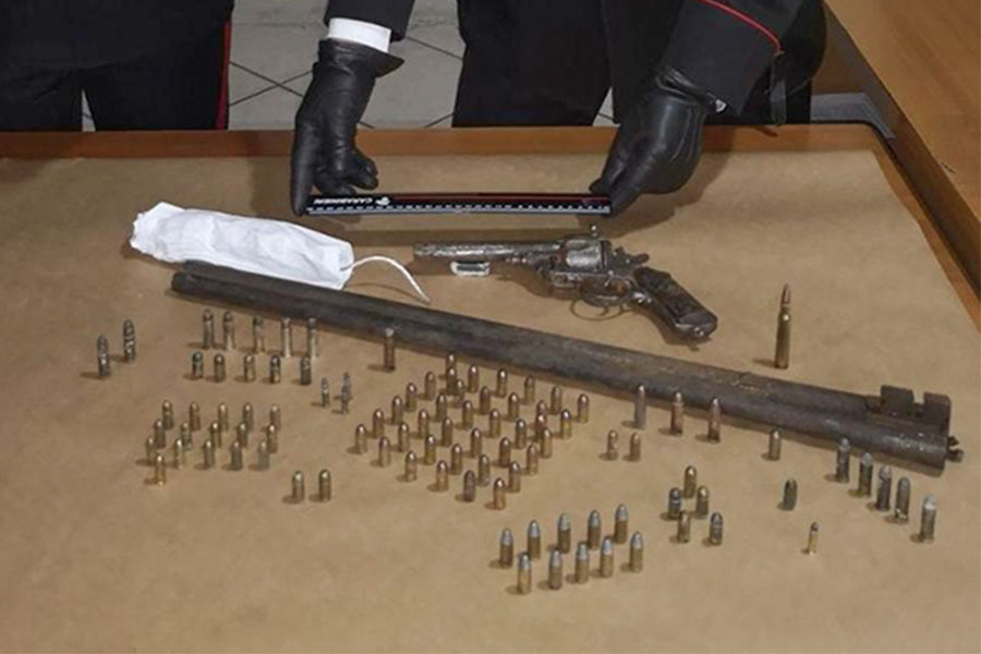 Armi, munizioni e esplosivo rinvenuti nelle campagne di Desulo