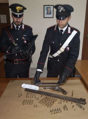 Una parte delle armi, munizioni e esplosivo rinvenuti a Desulo