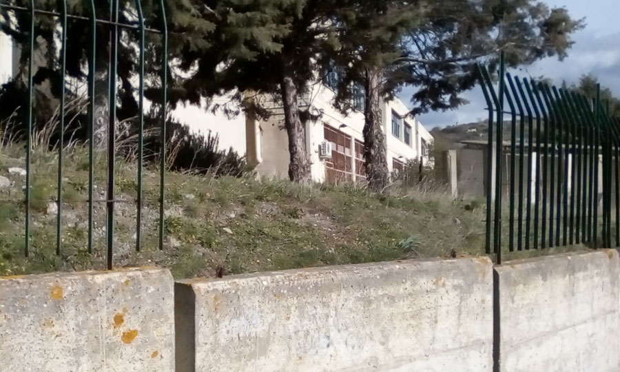 Nuoro. Muro di cinta  danneggiato da anni: la denuncia di un cittadino