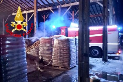 Vigile del Fuoco al deposito che ha preso fuoco