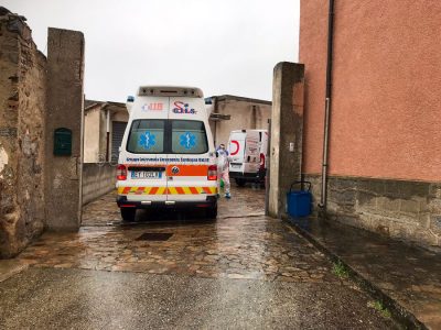 Il trasporto degli anziani della casa di riposo di Bitti