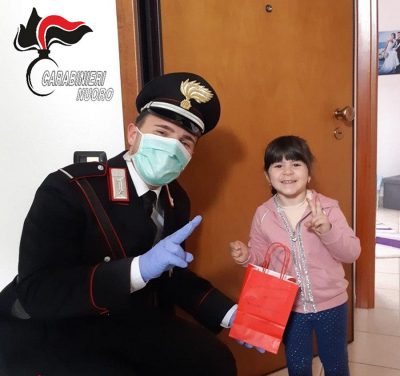 Carabinieri con i doni per gli studenti
