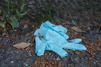 Coronavirus. Guanti protettivi gettati in strada a Nuoro (foto S.Novellu)