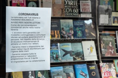 Coronavirus. La vetrina di una libreria chiusa (foto S.Novellu)